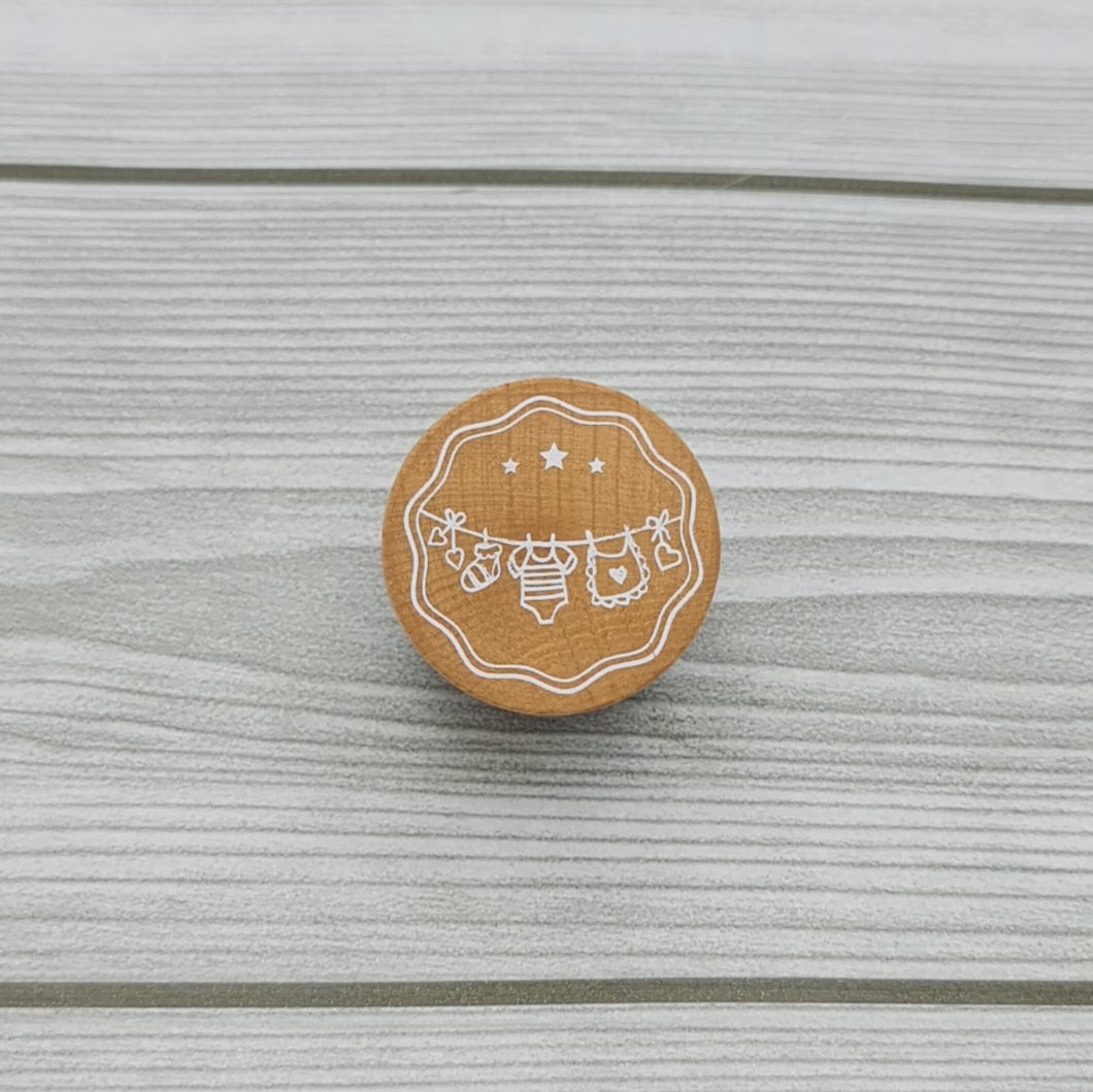 Timbro in Legno Artemio Abiti Baby Stesi