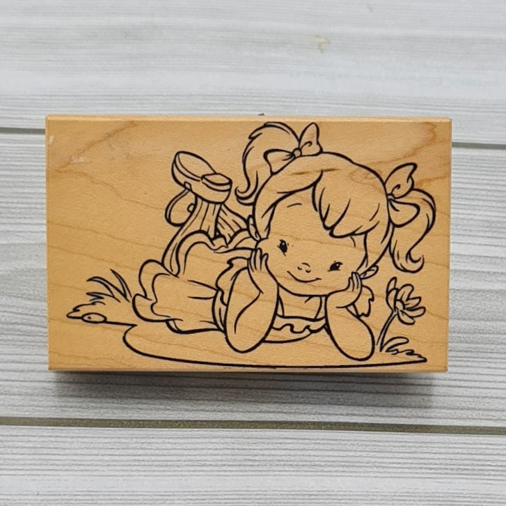 Timbro in legno Bimba sdraiata