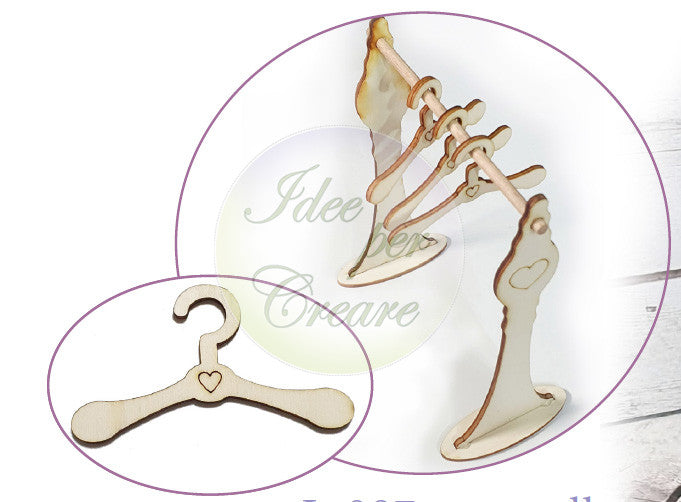 Cintre à motifs en bois avec 3 cintres L-098