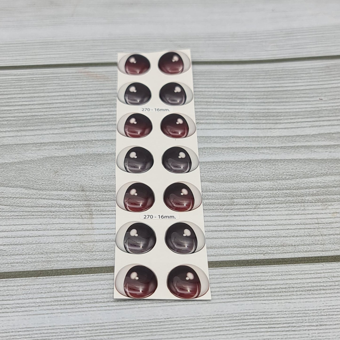 3D eyes measuring 16mm Code 136D16